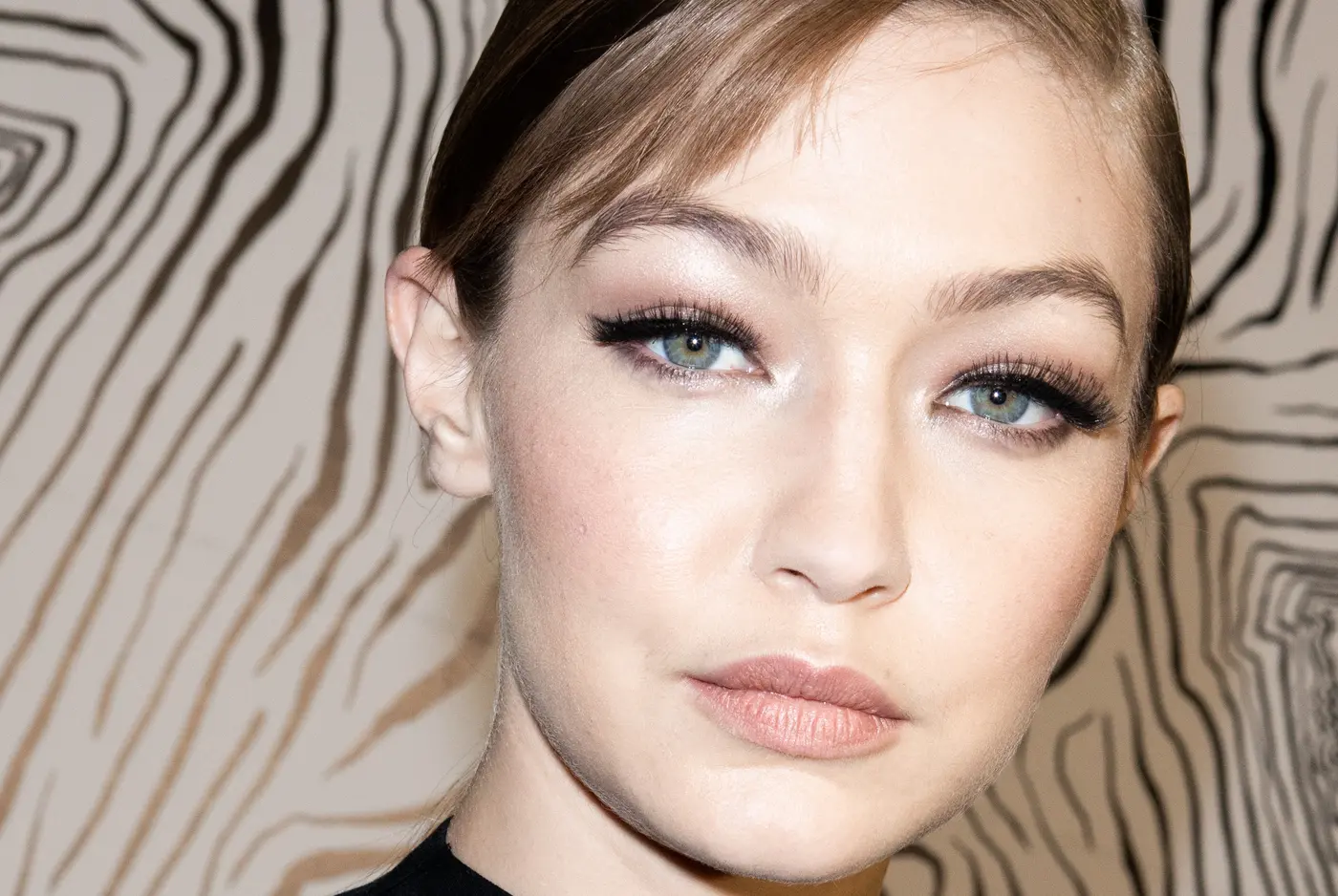 Geschwungene Wimpern dank Wimpernzange