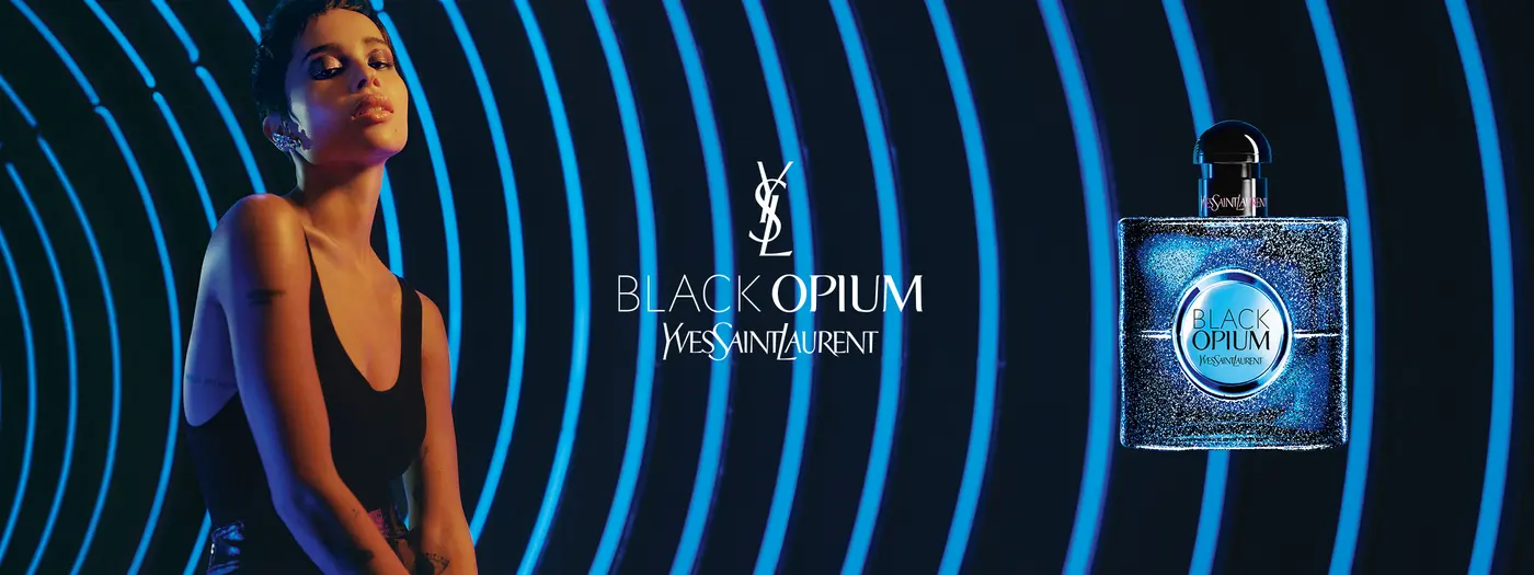 Frau mit Black Opium Parfum