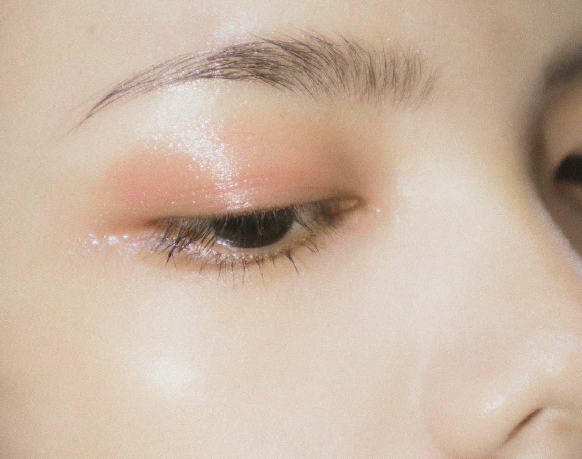 Nachaufnahme Augenpartie mit Glossy Eye Make-up in Apricot
