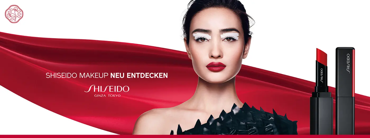 Model und Lippenstift vor rotem Hintergrund