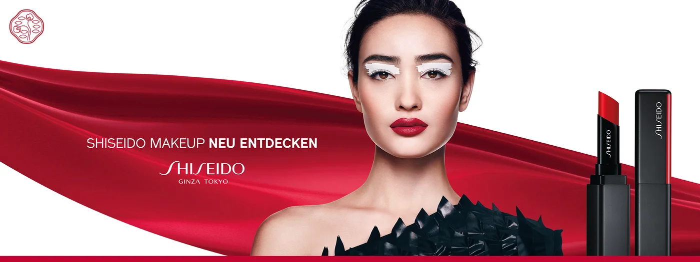 Model und Lippenstift vor rotem Hintergrund