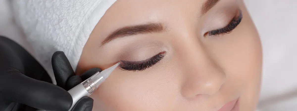 Frau mit Permanent Make-up