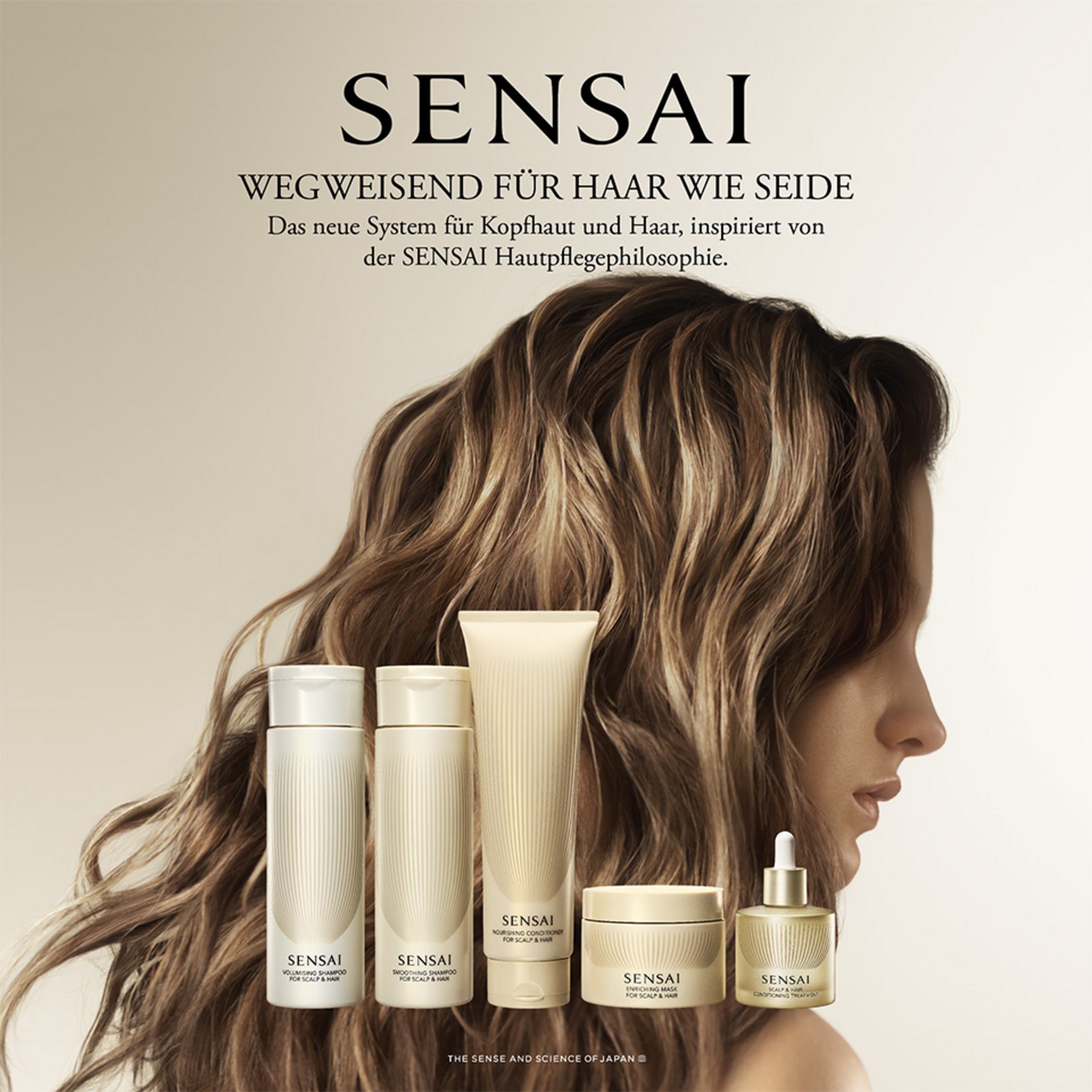 Sensai Hair Care – Wegweisend für Haar wie Seide. Fünf Produkte der neuen Scalp & Hair-Linie vor dem Profil einer Frau mit wallendem, glänzendem Haar: Volumising Shampoo, Smoothing Shampoo, Nourishing Conditioner, Enriching Mask und Scalp & Hair Conditioning Treatment. The Sense and Science of Japan.