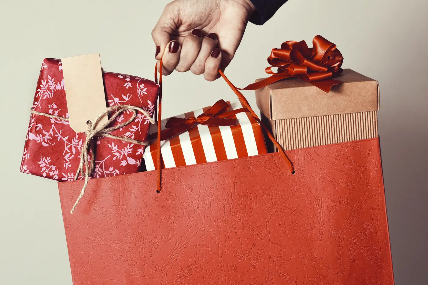 Frau hält Tüte mit Weihnachtsgeschenken