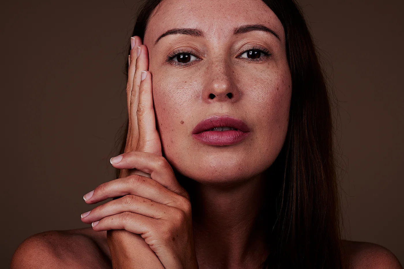 Frau mit strahlender Haut dank Glykolsäure