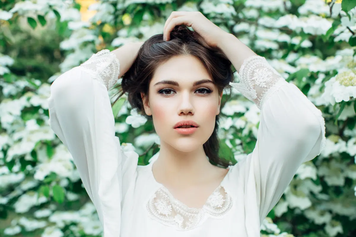 Eine Frau mit ebenmäßigem Teint