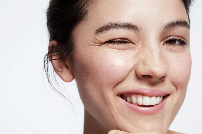 Model Lary geschminkt