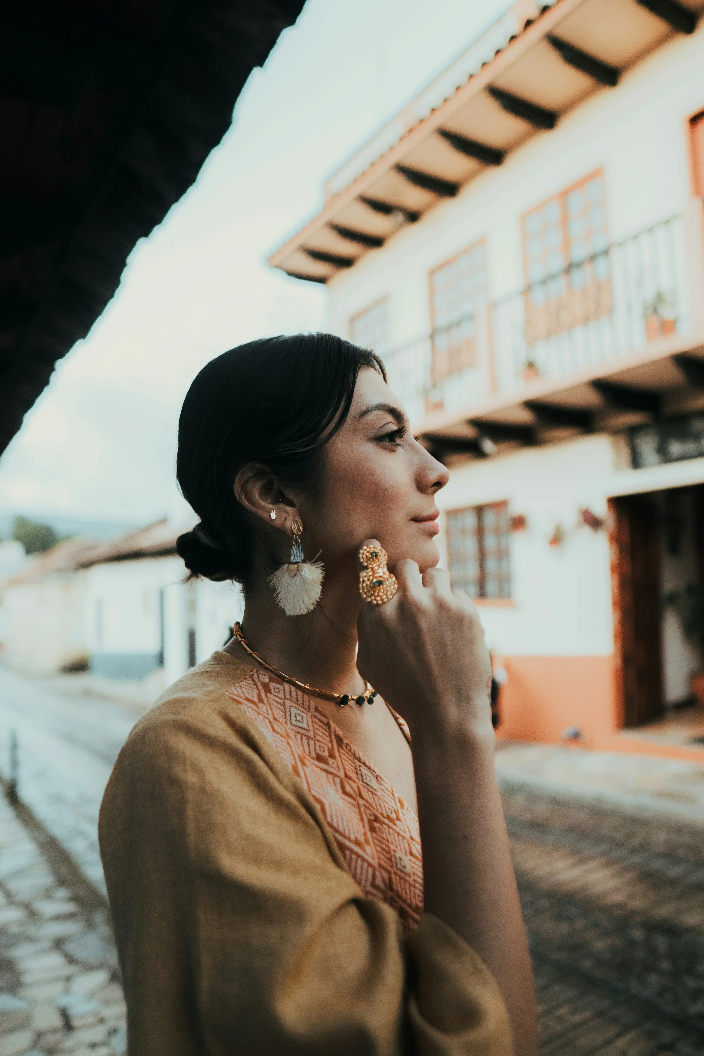 Frau in Mexiko mit Kleid und Schmuck 