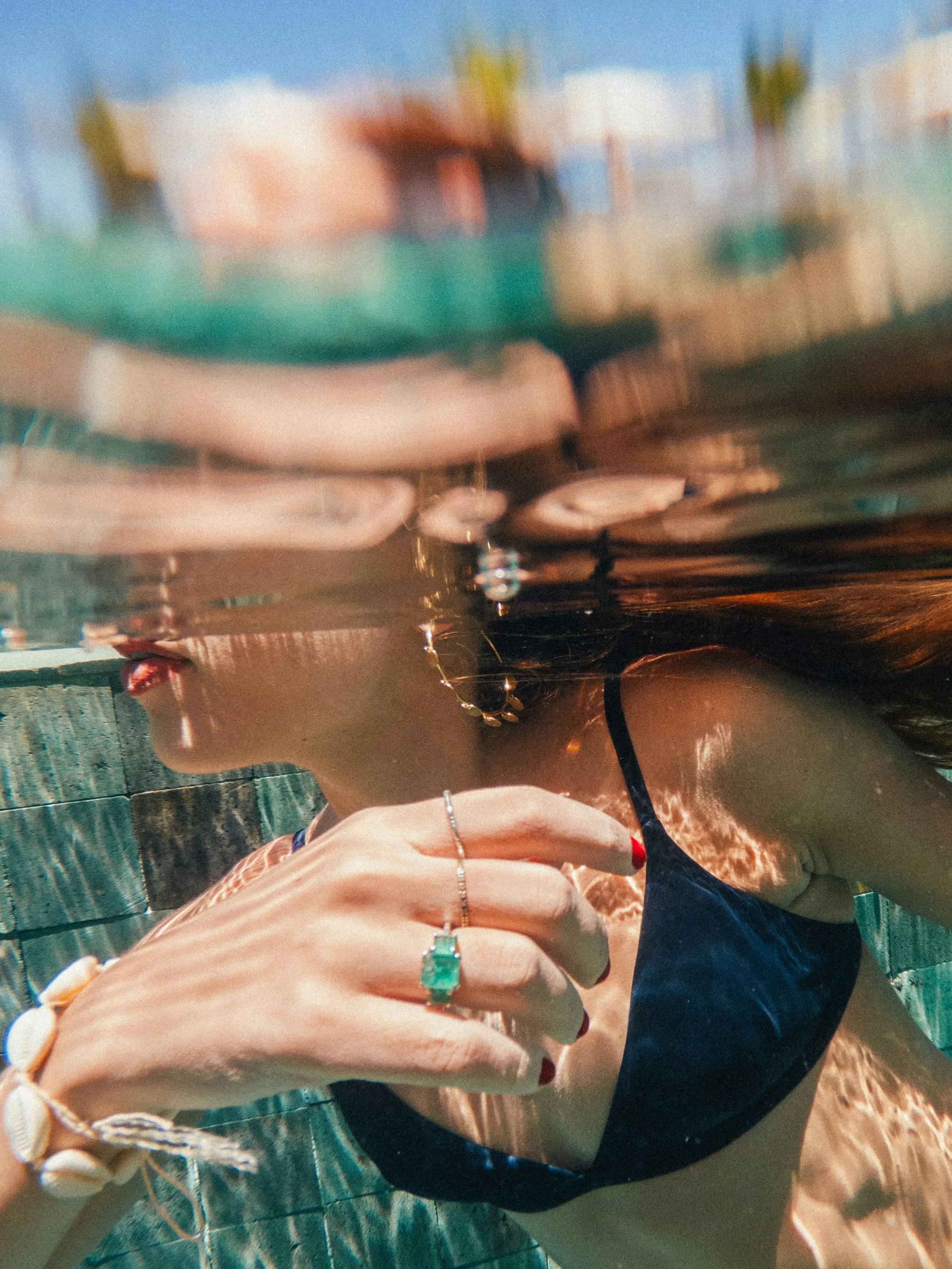 Unterwasseraufnahme einer Frau im Bikini, die in einem Pool schwimmt