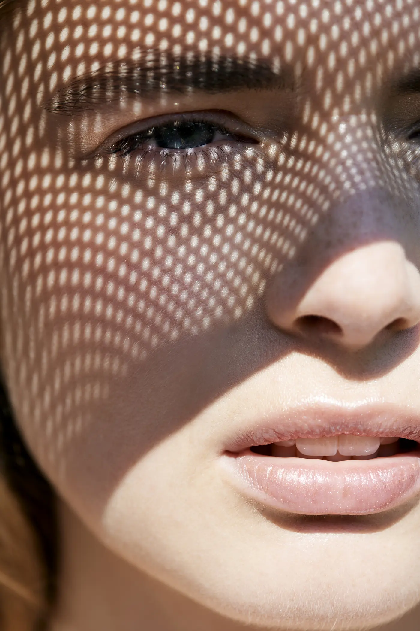 Vitamin A gegen Falten: Frau mit Schatten im Gesicht
