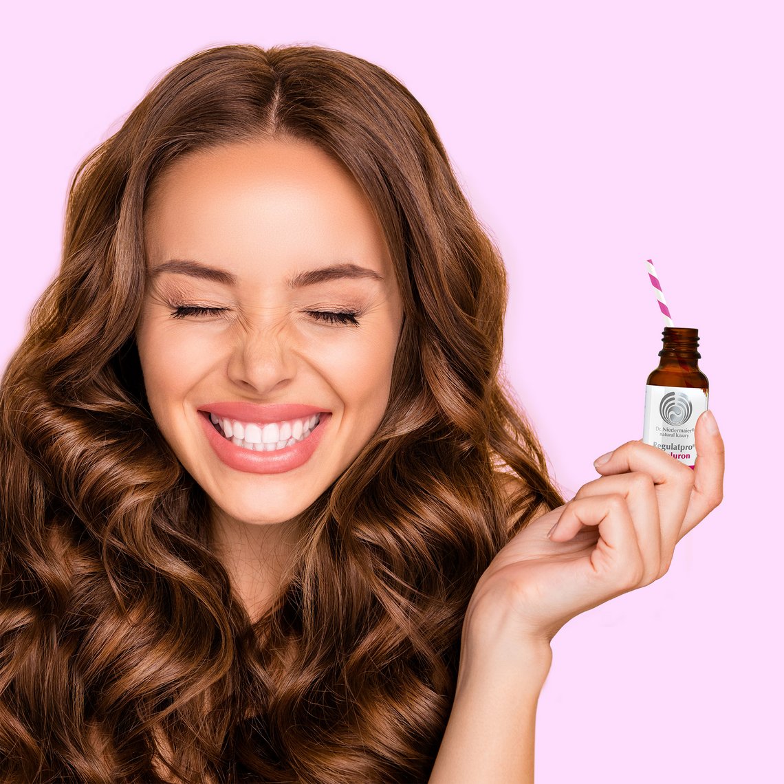 Beauty Drink Regulatpro® Hyaluron von Dr. Niedermaier Pharma für Schönheit von innen Frau strahlt Schönheit von innen aus mit Regulatpro® Hyaluron von Dr. Niedermaier Pharma