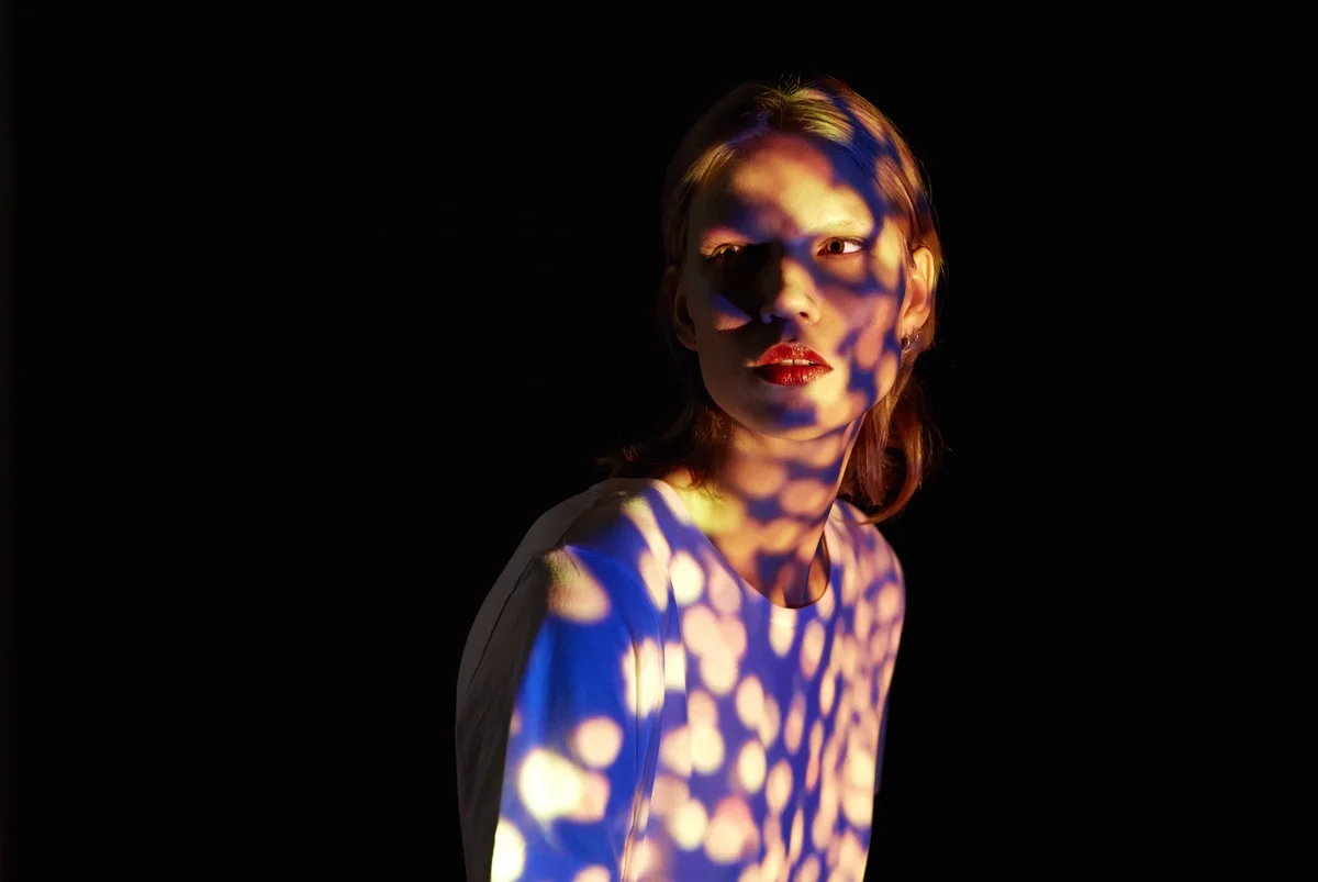 Junge Frau in Licht- und Schattenspiel