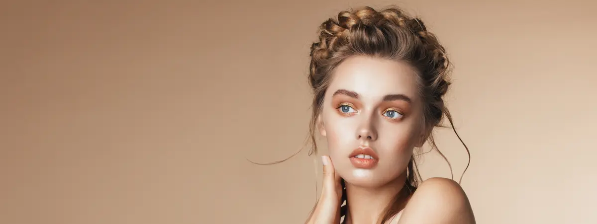 Drei junge Frauen mit Flechtfrisur