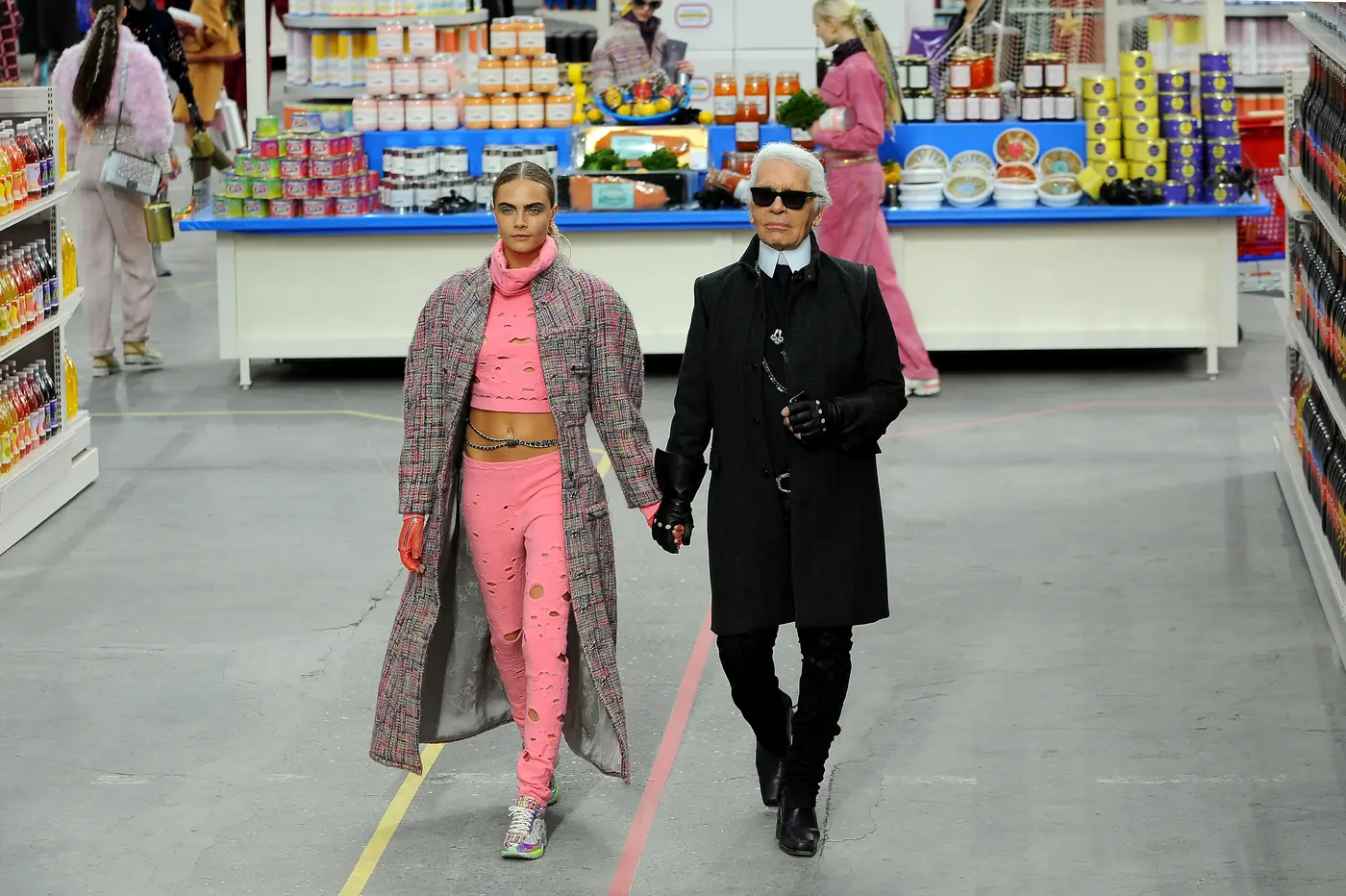 Cara Delevingne und Karl Lagerfeld auf dem Runway der Chanel-Show bei der Paris Fashion Week Herbst/Winter 2014/15