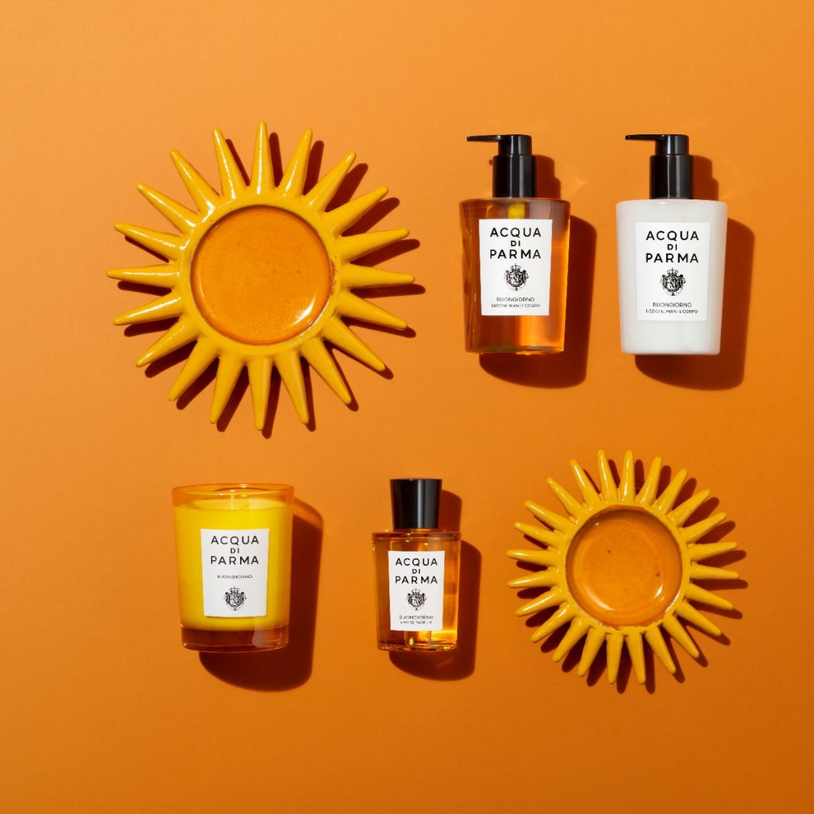 Flakon Buongiorno Eua de Parfum von Acqua di Parma vor orangenem Hintergrund dekoriert