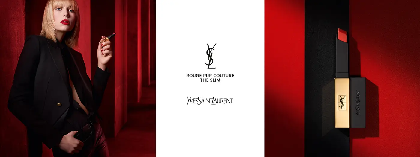 Frau hält YSL Lippenstift Rouge Pur Couture The Slim in der Hand.