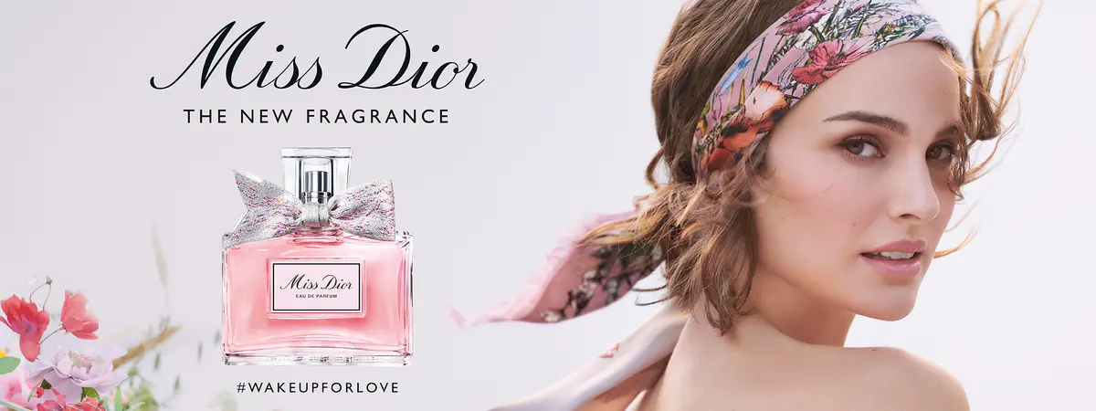 Flakon vom neuen Miss Dior Eau de Parfum mit schöner Schleife und Natalie Portman