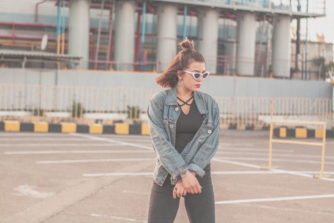 Frau mit kurzen Haaren und Messy Bun Frau mit kurzen Haaren und Messy Bun