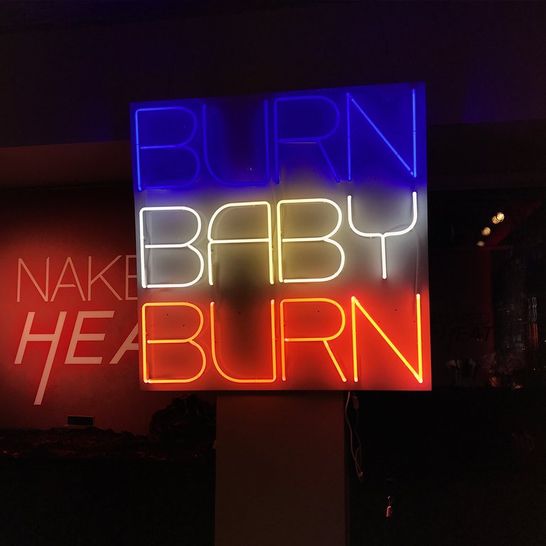 Burn baby burn Leuchtschrift