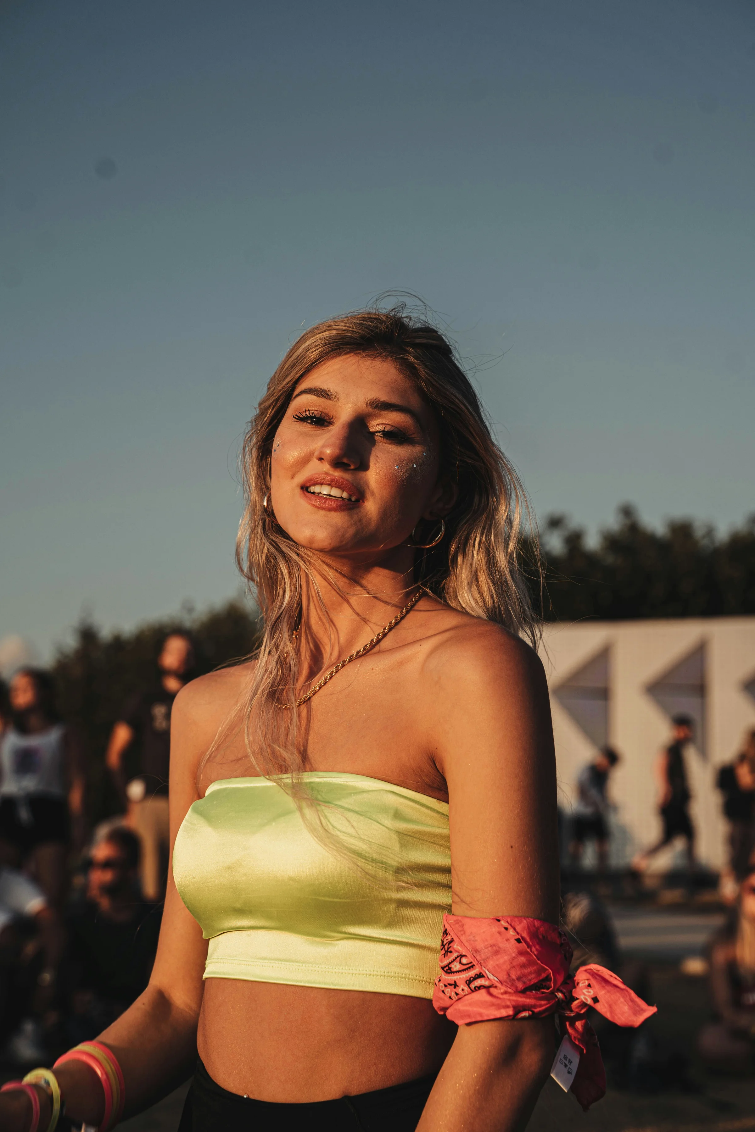 Frau mit goldenem Top und Ausgeh-Makeup