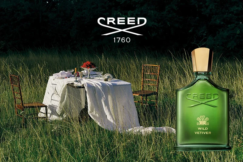 Gedeckter Tisch auf einer grünen Wiese, Kampagnenvisual Wild Vetiver von The House of Creed