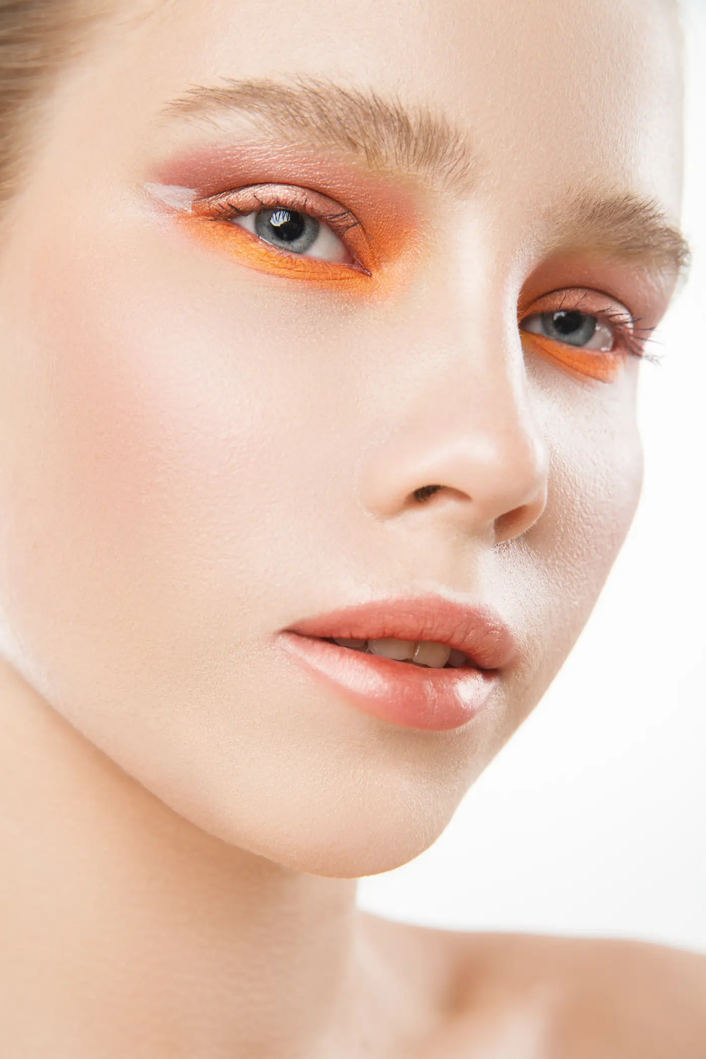 Frau mit Augen Make Up in Orange