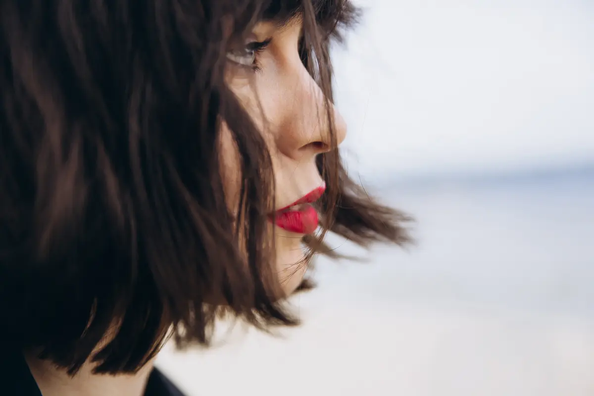 Close-up von junger Frau mit verwuscheltem Bob