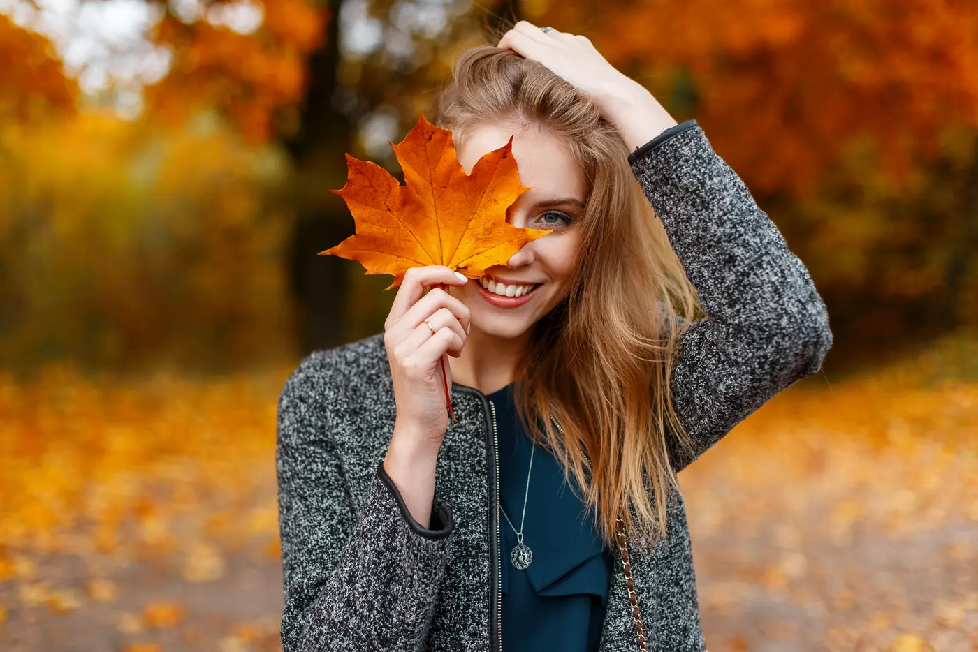 Frau im Herbst