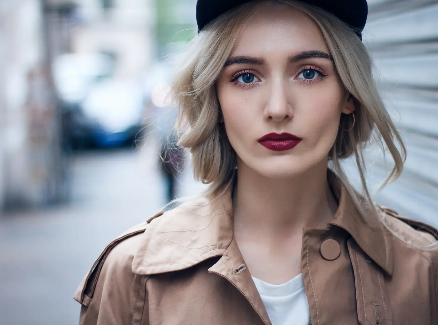 Frau mit rotem Lippenstift