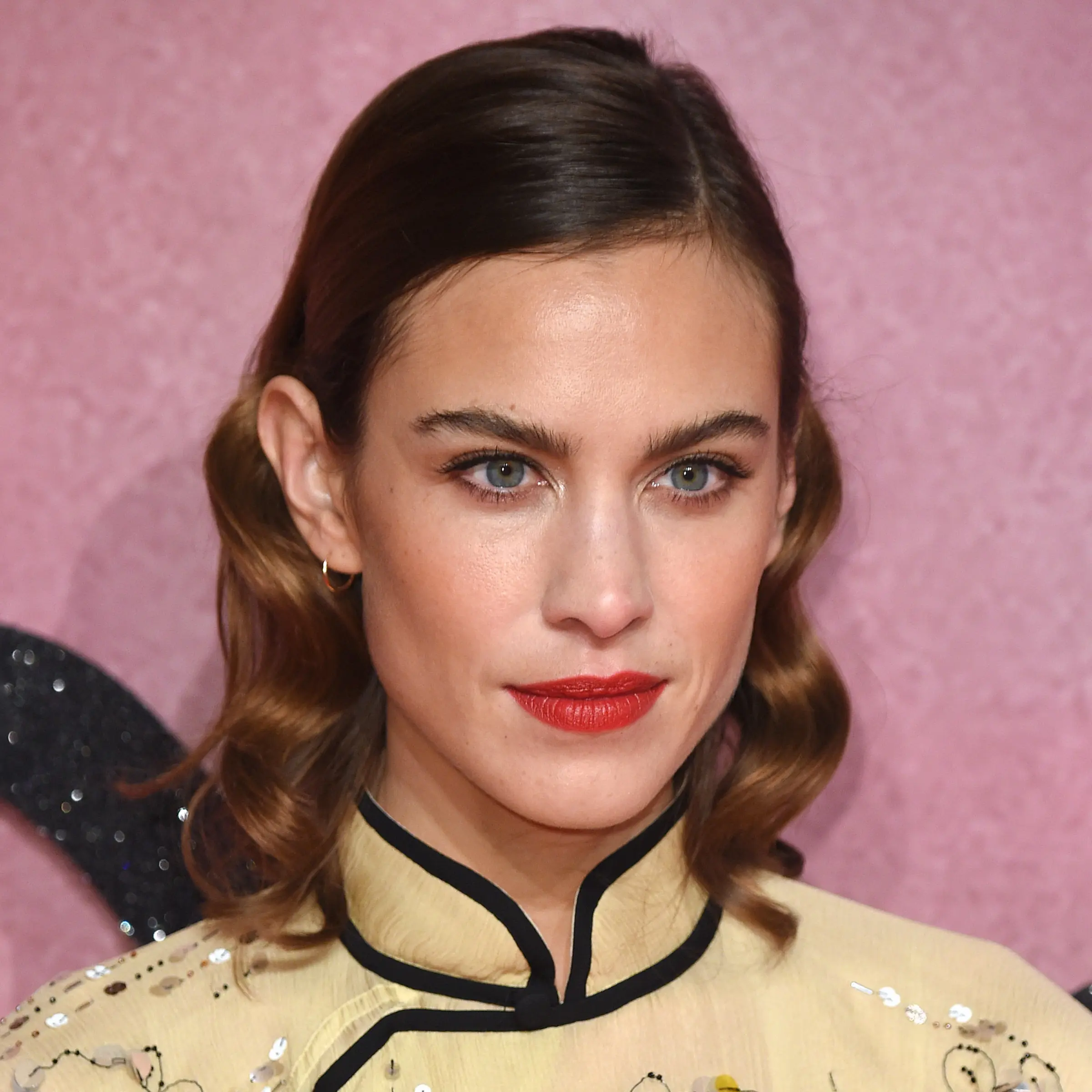 Alexa Chung auf dem Roten Teppich mit rotem Lippenstift
