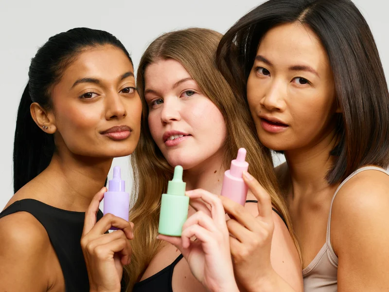 drei Frauen mit Pflegeprodukte in der Hand