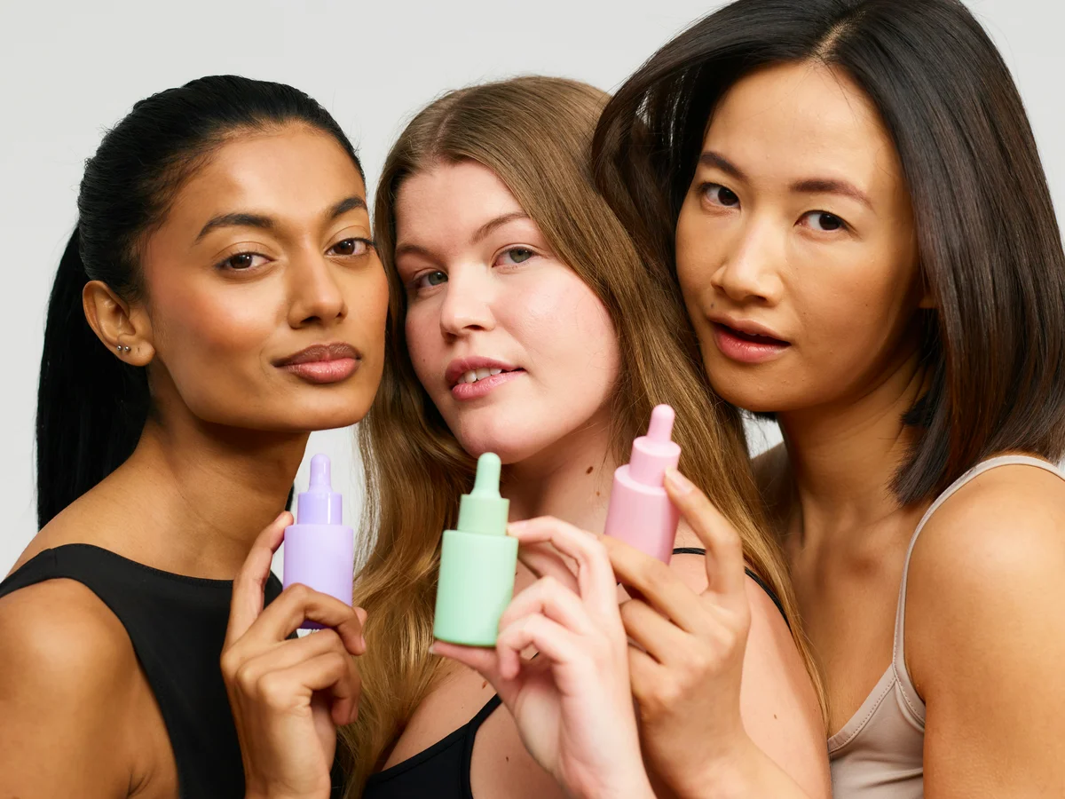 drei Frauen mit Pflegeprodukte in der Hand