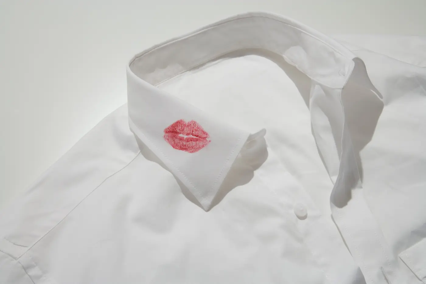 Lippenstiftkuss auf Hemd