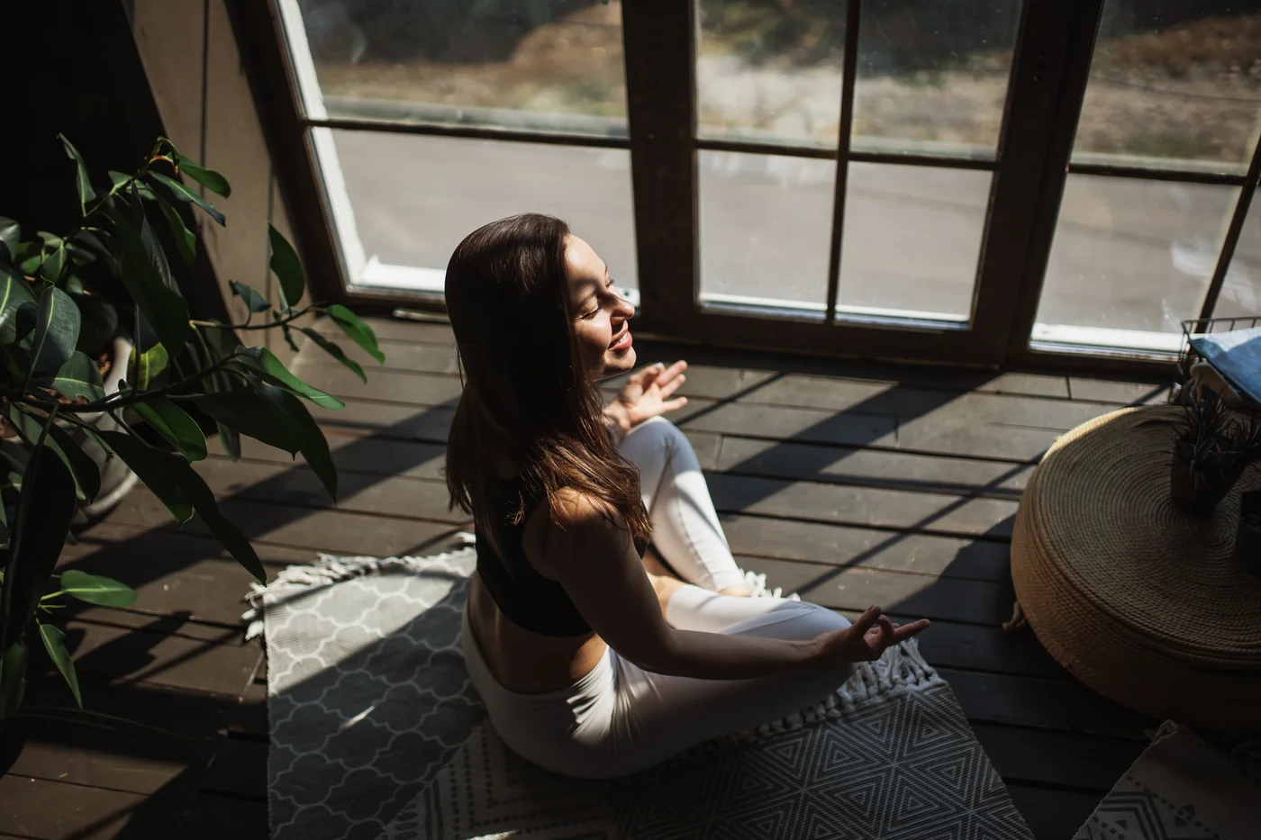 Frau, die Yoga macht