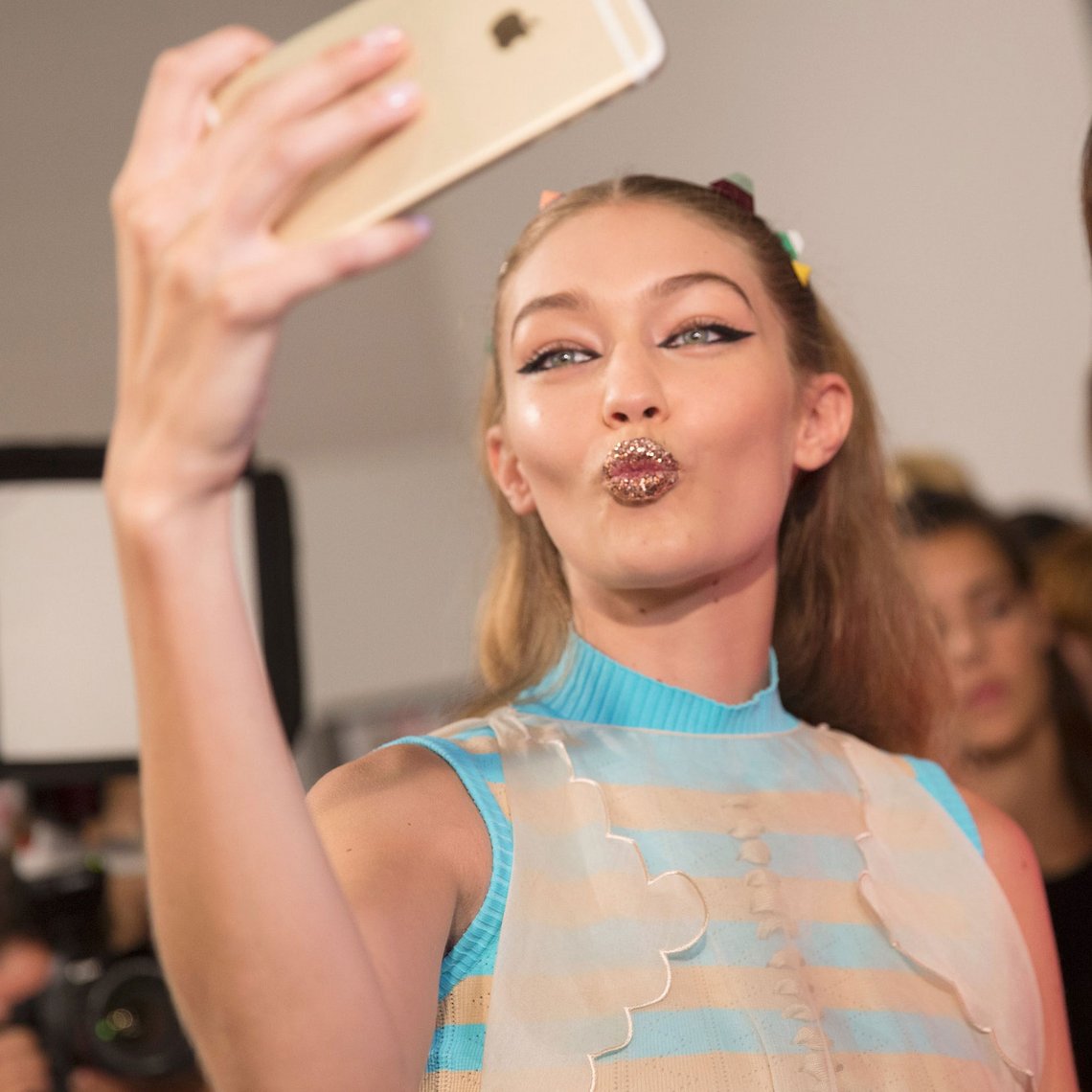 Gigi Hadid backstage vor der Fendi Show während der Fashion Week in Mailand Frühling/Sommer 2017