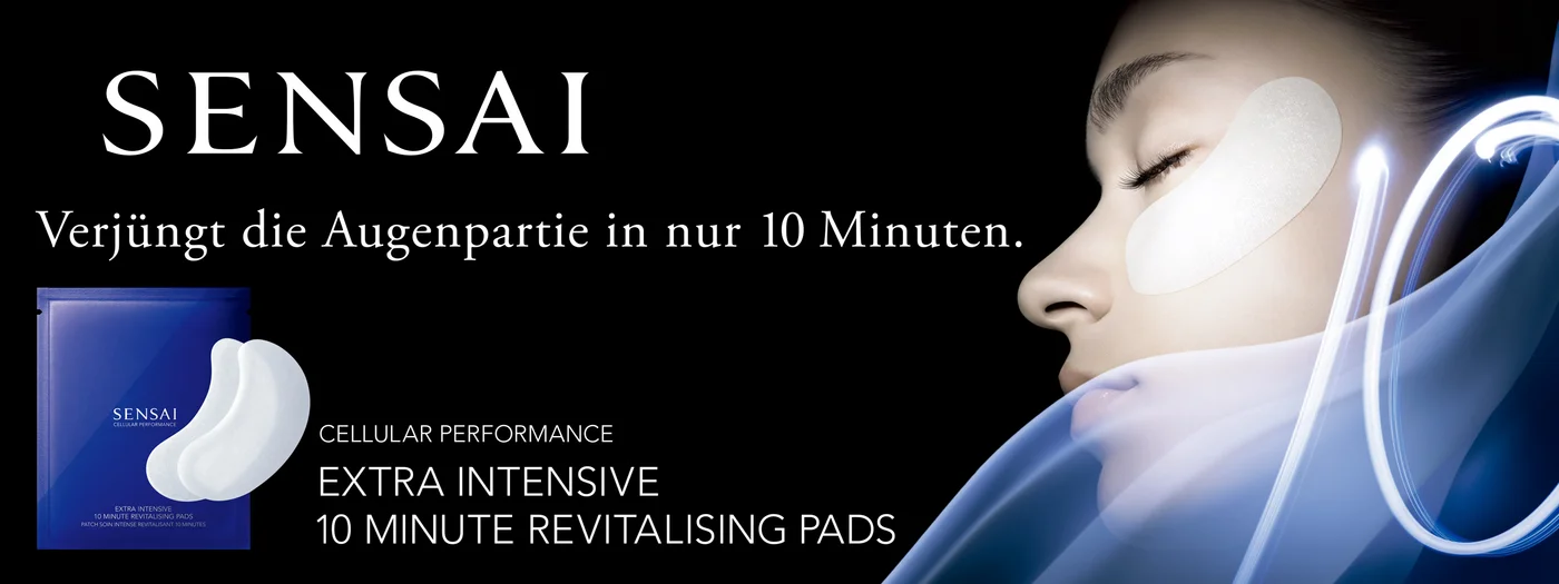 Frau, die SENSAI Augenpads aufgelegt hat