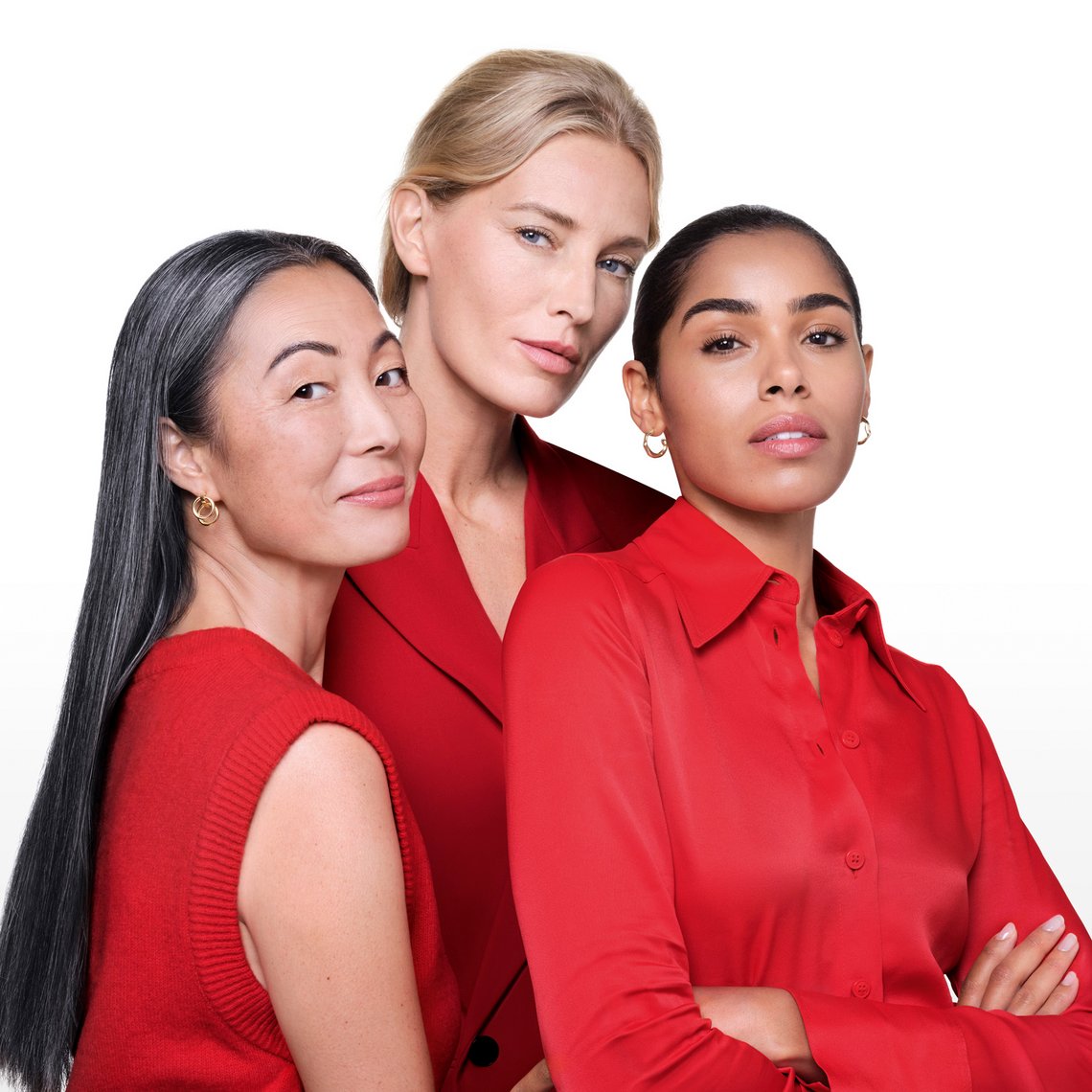 Drei Frauen in unterschiedlichem Alter posieren für die SHISEIDO Kampagne