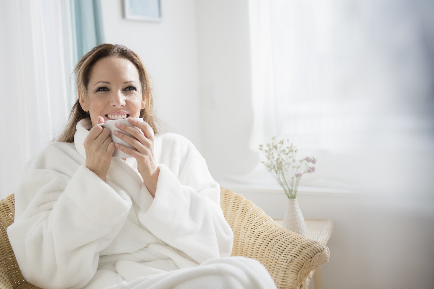 Frau im Home Spa mit einer Tasse Tee
