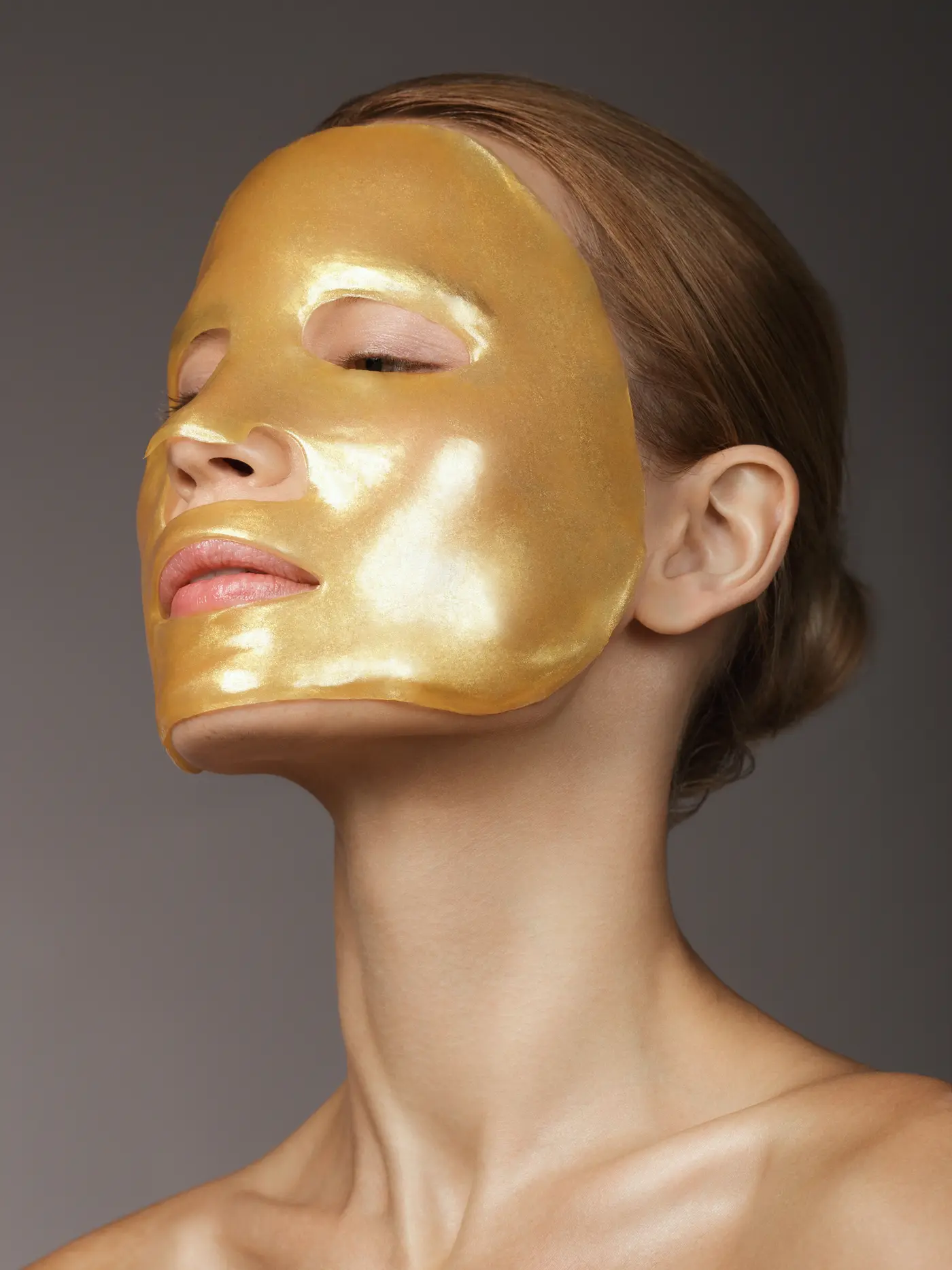 Frau mit Goldmaske