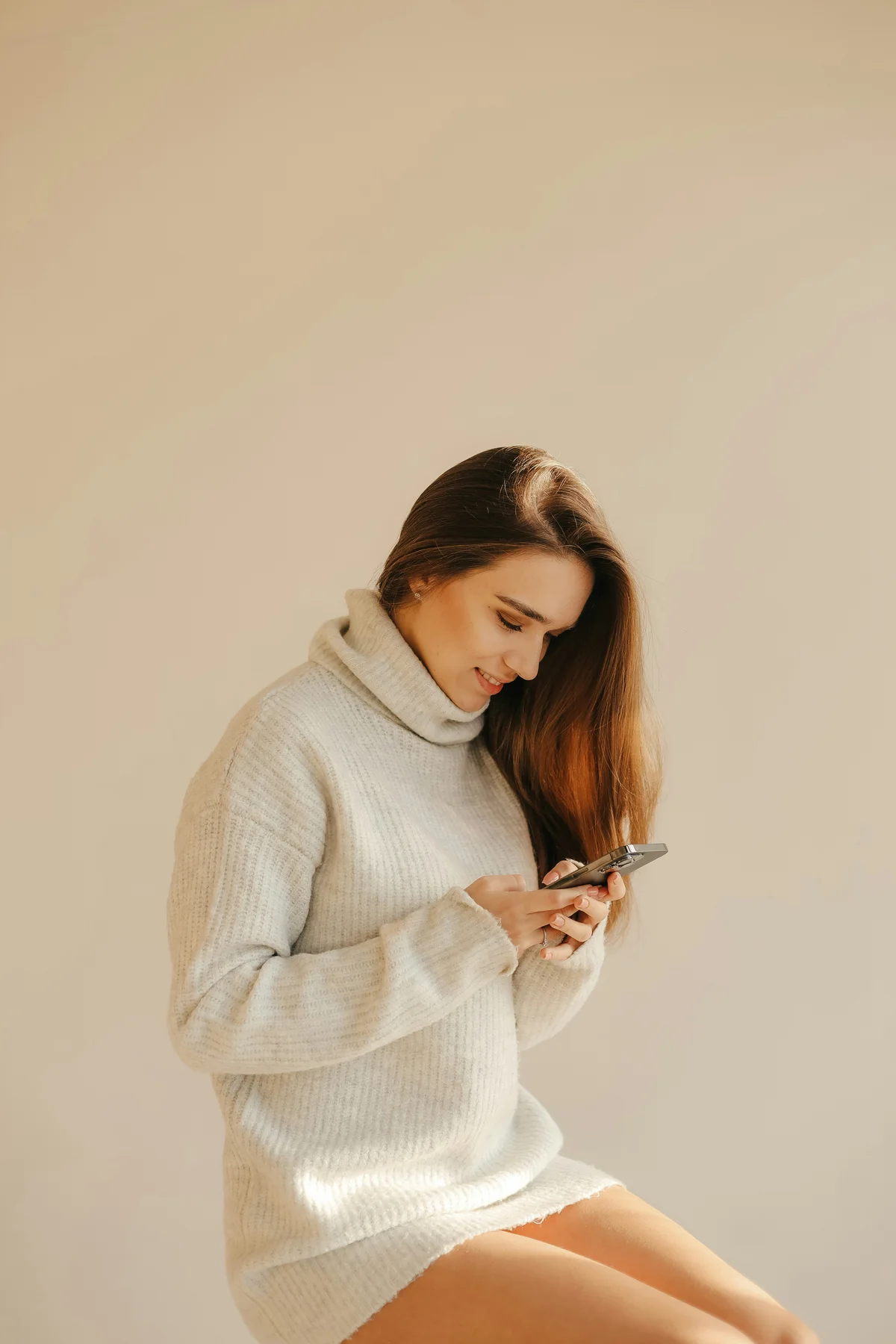 Lächelnde Frau mit Smartphone