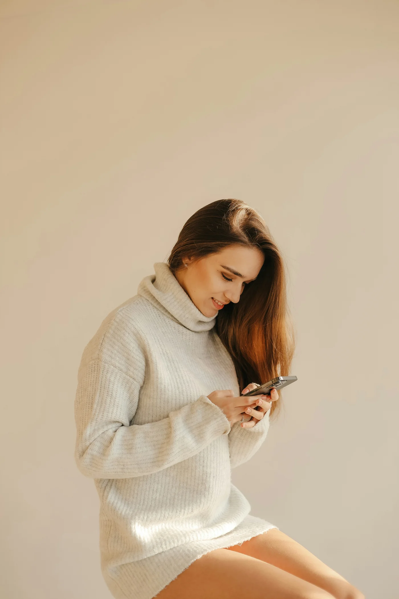 Lächelnde Frau mit Smartphone