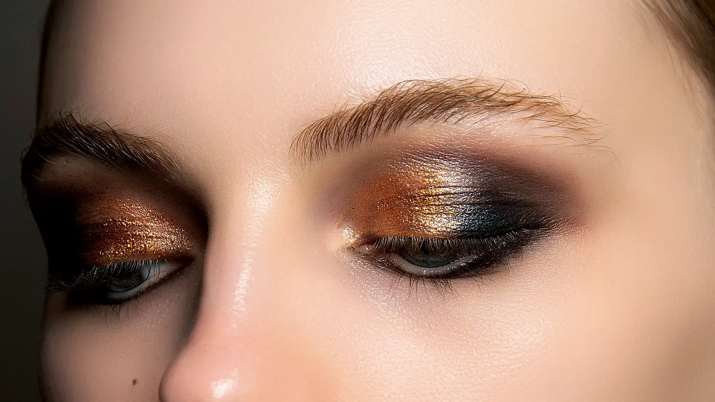 Model mit Metallic-Lidschatten