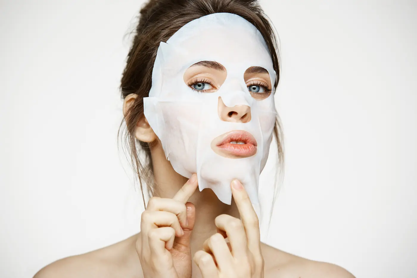 Frau mit Tuchmaske / Sheet Mask im Gesicht
