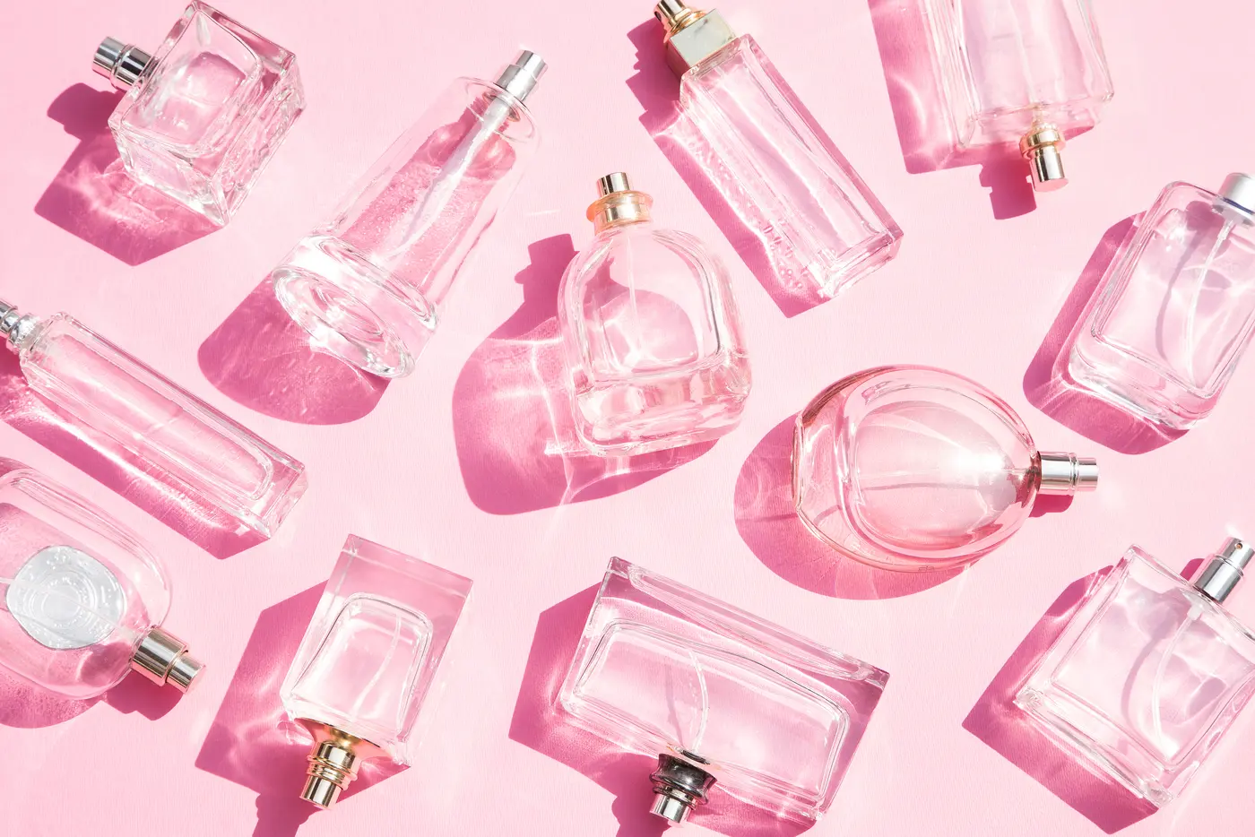 Parfumflaschen auf rosa Hintergrund