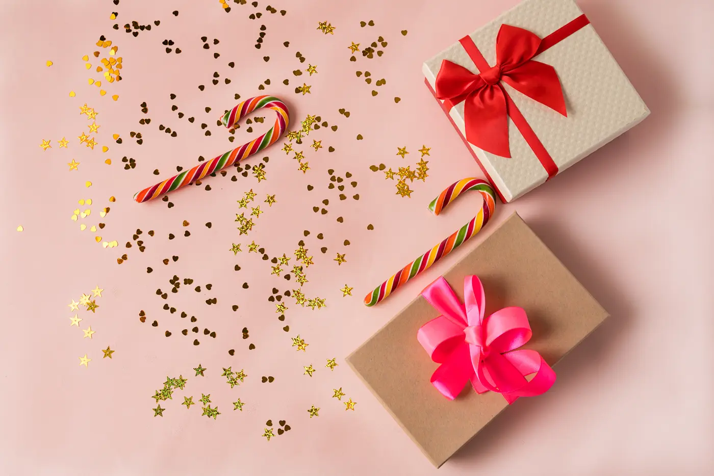Weihnachtsgeschenke auf pinkem Hintergrund