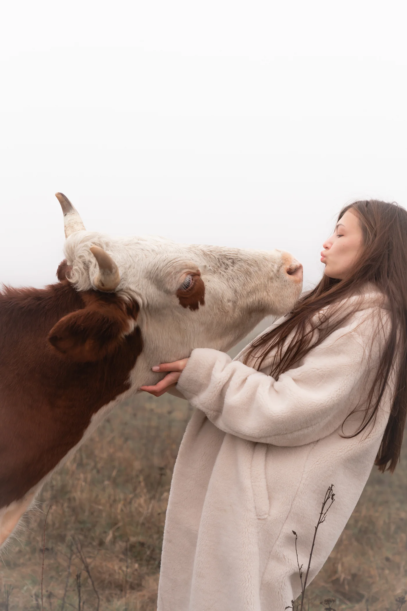 Frau mit süßer Kuh im Arm