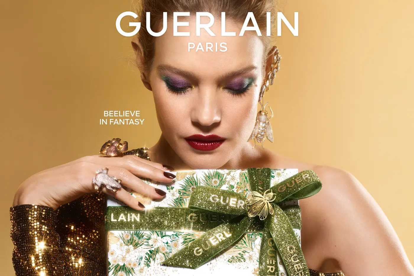 Guerlain Believe in Fantasy Kampagnenbild mit Model und Geschenk