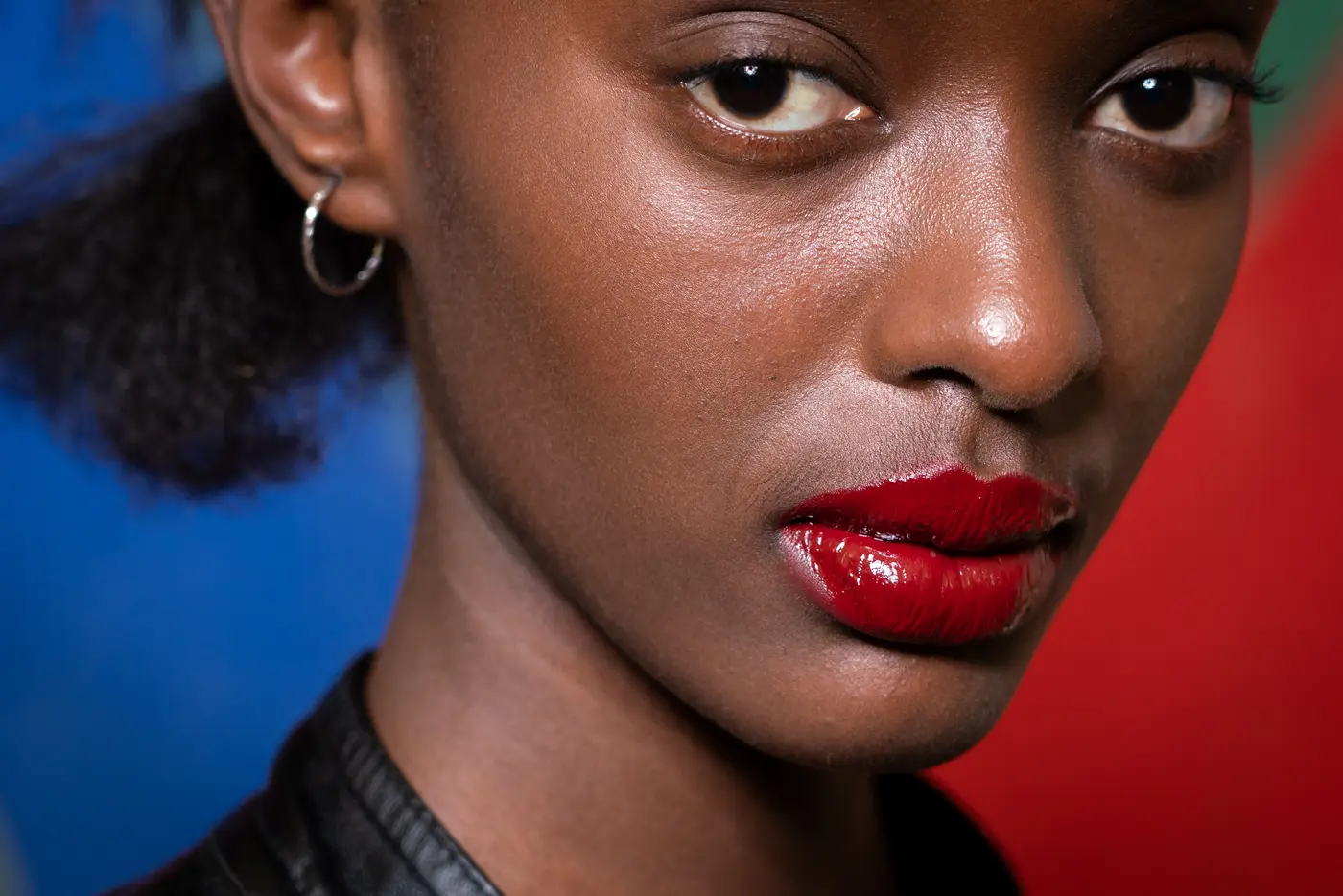 Glänzende Lippen mit Lippenöl
