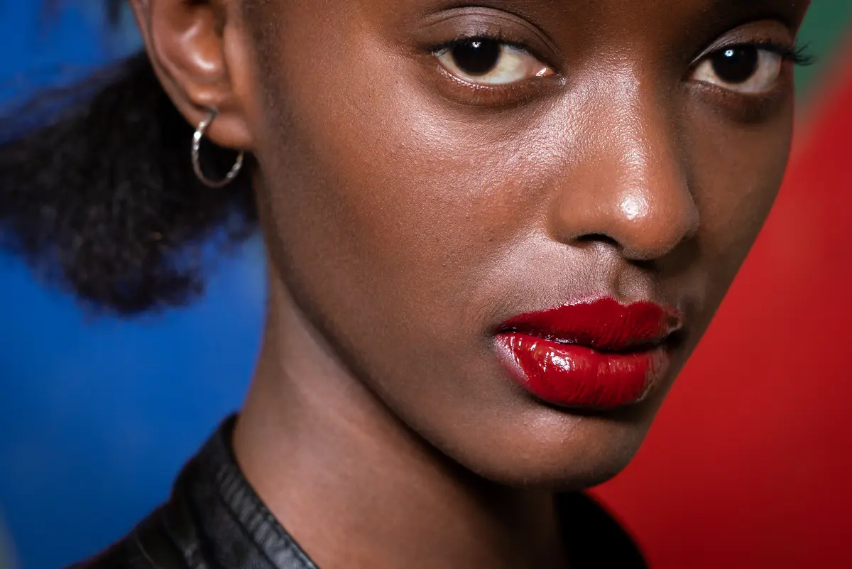 Glänzende Lippen mit Lippenöl