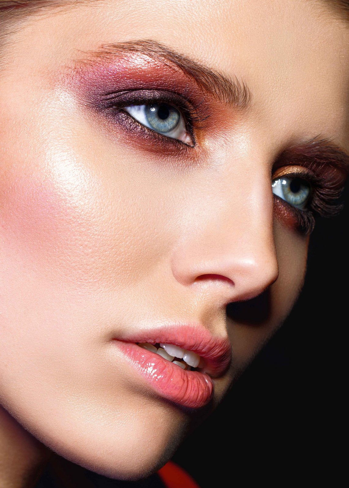 Model mit Metallic-Lidschatten und schönem Herbst-Make-up